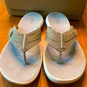 Clarks Cloudsteppers Sunmaze Daisy sandals. Taupe size 9
